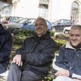 Tutt�intorno, aiuole e panchine occupate esclusivamente da anziani